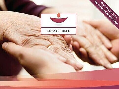 Letzte Hilfe Kurse Flyer für Letzte Hilfe Kurse: Ein Paar alte Hände wird von einem Paar junger Hände ergriffen, darüber das Logo der Letzten Hilfe Kurse