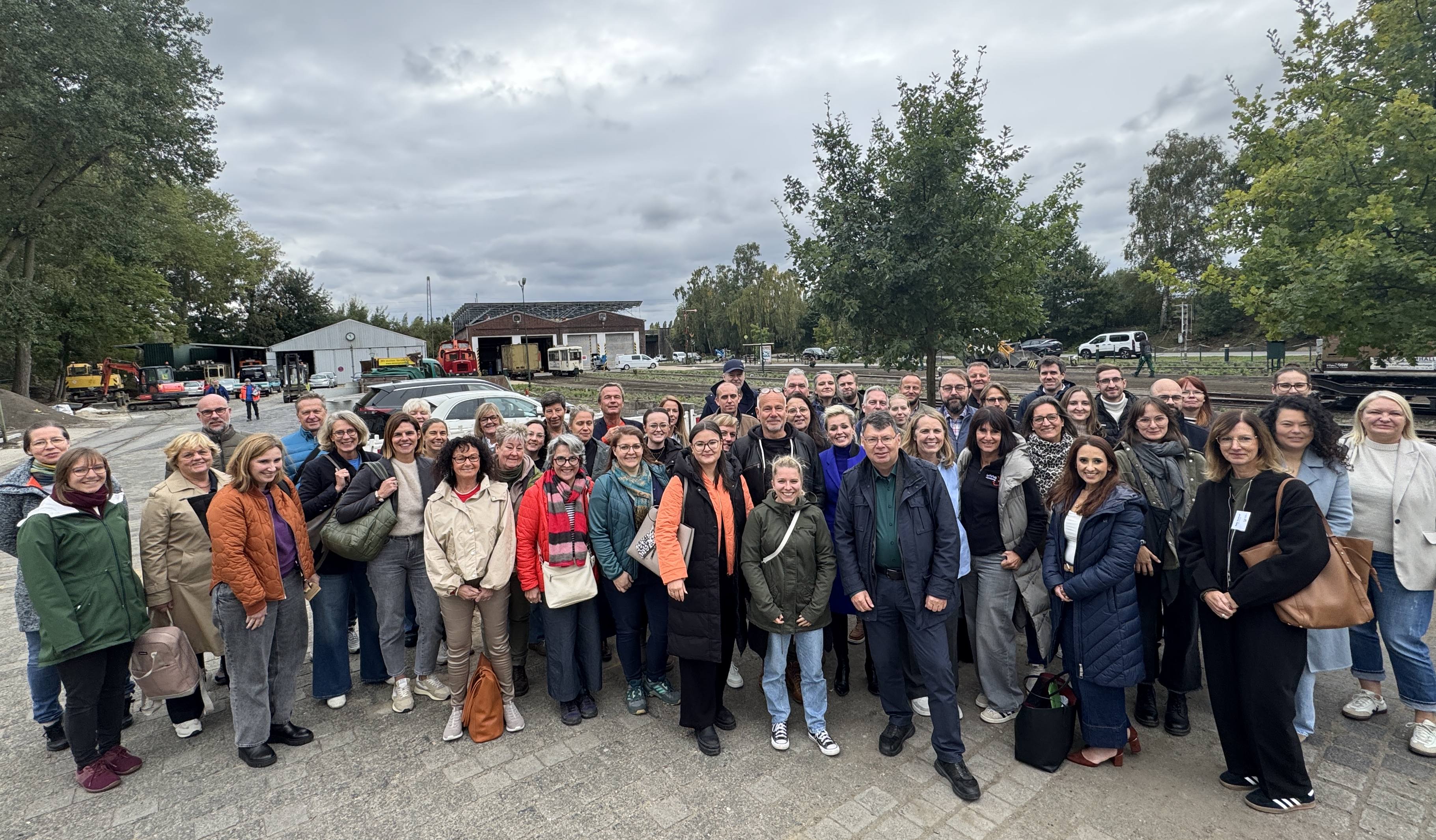 Kick-off IGA-Event Eine Gruppe von 50 Menschen steht draussen am Museum Mooskamp vor den Schienen